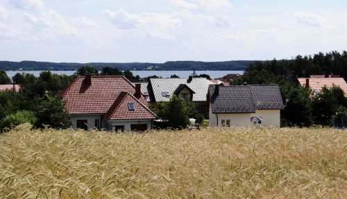 Dom wypoczynkowy na tle panoramy Swornegacie